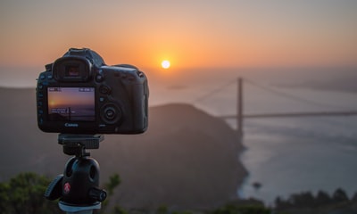 DSLR相机指向旧金山金门大桥